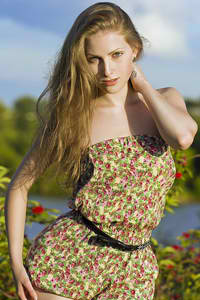 可怜的憋尿美女